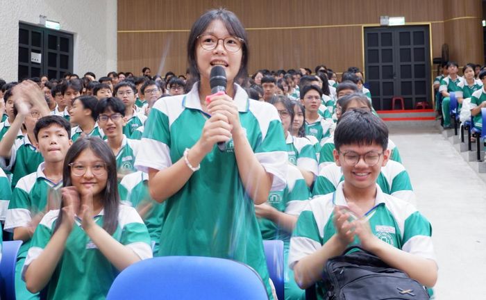 HS Trường THPT Phan Châu Trinh hào hứng tham gia phần thi hỏi-đáp, giải thích các nội dung liên quan đến Luật Trật tự ATGT đường bộ. Ảnh: P.T