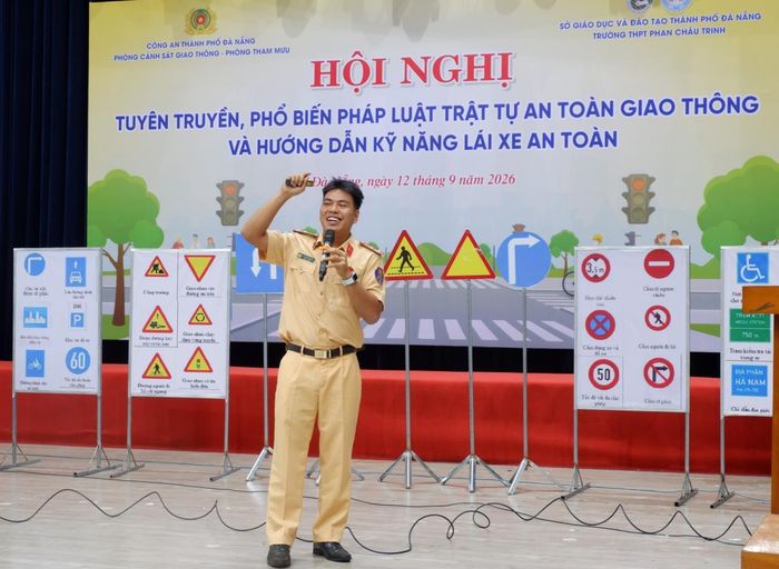 Thượng úy Nguyễn Phú Duy - cán bộ Trạm CSGT Hòa Nhơn (Phòng CSGT) tuyên truyền tại hội nghị. Ảnh: P.T
