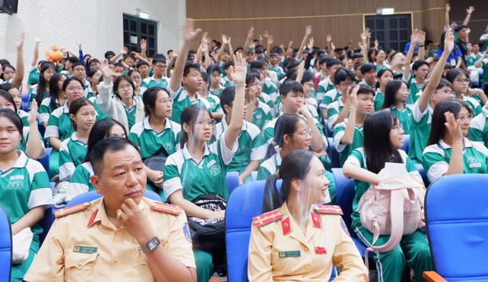 Các em HS Trường THPT Phan Châu Trinh hào hứng tham gia phần hỏi-đáp, giải thích có thưởng. Ảnh: P.T