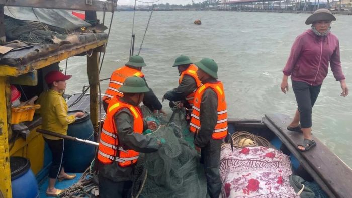 Lực lượng chức năng đang tích cực trục vớt tài sản của tàu bị chìm.