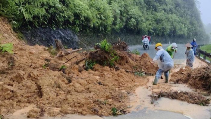 Sạt lở trên Quốc lộ 49, thuộc xã A Lưới 3 (TP Huế).