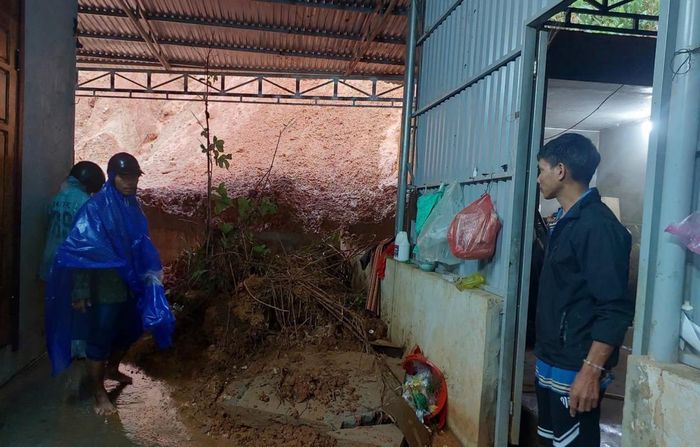 Đất đá sạt lở tràn vào nhà người dân thôn Prao (xã Đông Giang).