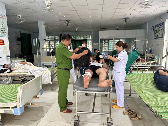 Công an xã Phước Năng dùng xe chuyên dụng kịp thời đưa anh Thành đến bệnh viện cấp cứu.