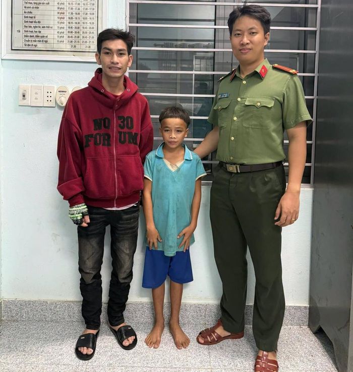 Công an xã Phước Năng bàn giao cháu Quốc cho gia đình.