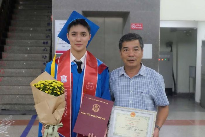 Quang Huy cùng bố trong ngày tốt nghiệp trường ĐH Y Hà Nội.