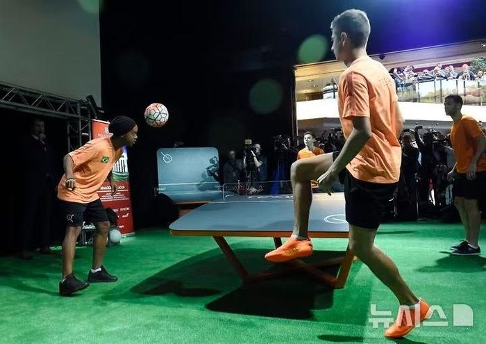 Cựu cầu thủ bóng đá quốc gia Brazil, Ronaldinho thử sức với 'Teqball', môn thể thao kết hợp giữa bóng đá và bóng bàn.