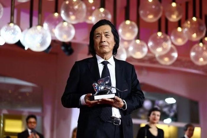 Đạo diễn Lee Chang Dong chụp ảnh cùng giải "Sư tử Bạc - Giải thưởng Lớn của Ban giám khảo" dành cho bộ phim 'Possible Love' tại lễ bế mạc "Liên hoan phim Quốc tế Venice lần thứ 83" ở Ý vào thứ Bảy (giờ địa phương).