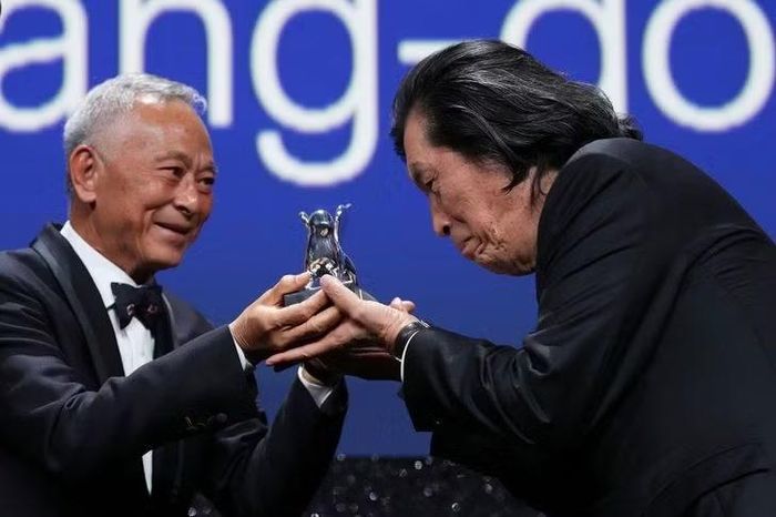 Thành viên ban giám khảo Johnnie To (bên trái) trao "Giải thưởng Lớn của Ban giám khảo" cho đạo diễn Lee Chang Dong với bộ phim "Possible Love" tại lễ bế mạc "Liên hoan phim Venice lần thứ 83" ở Venice, Ý, vào thứ Bảy (giờ địa phương).