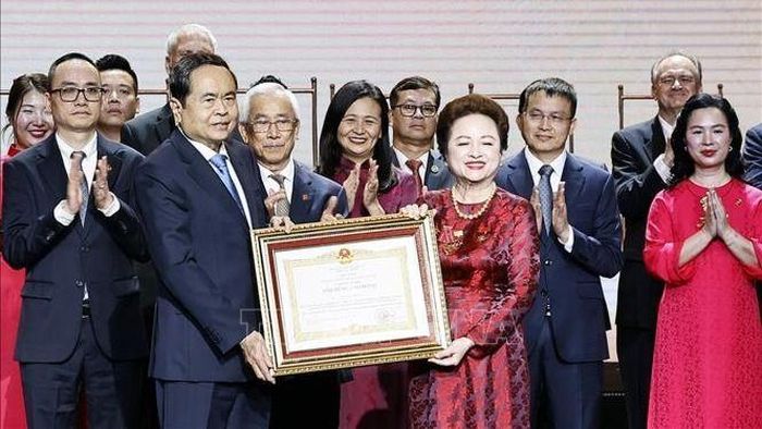 Chủ tịch Quốc hội Trần Thanh Mẫn trao tặng Danh hiệu Anh hùng Lao động cho bà Nguyễn Thị Nga, Chủ tịch Tập đoàn BRG. Ảnh: TTXVN