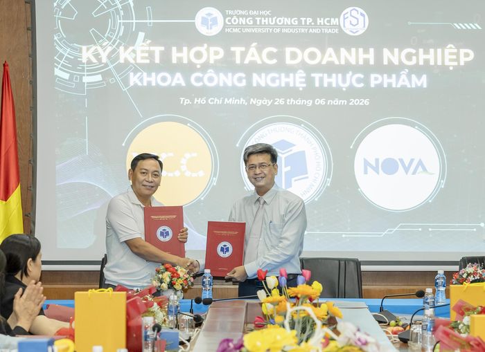 Khoa Công nghệ thực phẩm, Trường ĐH Công thương ký kết hợp tác để triển khai Học kỳ doanh nghiệp. Ảnh: CÔNG CHƯƠNG