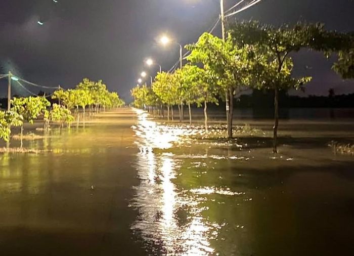 Tuyến đường chính nối ga Trà Kiệu - sân bóng Gò Dỗi (xã Duy Xuyên) đang ngập sâu, lực lượng chức năng đã cắm biển cảnh báo. Ảnh: Xã Duy Xuyên