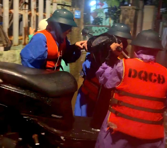 Lực lượng chức năng di chuyển đồ đạc của người dân ở kiệt Mẹ Suốt (phường Hòa Khánh, TP Đà Nẵng) ngay khi nước có dấu hiệu tràn vào nhà