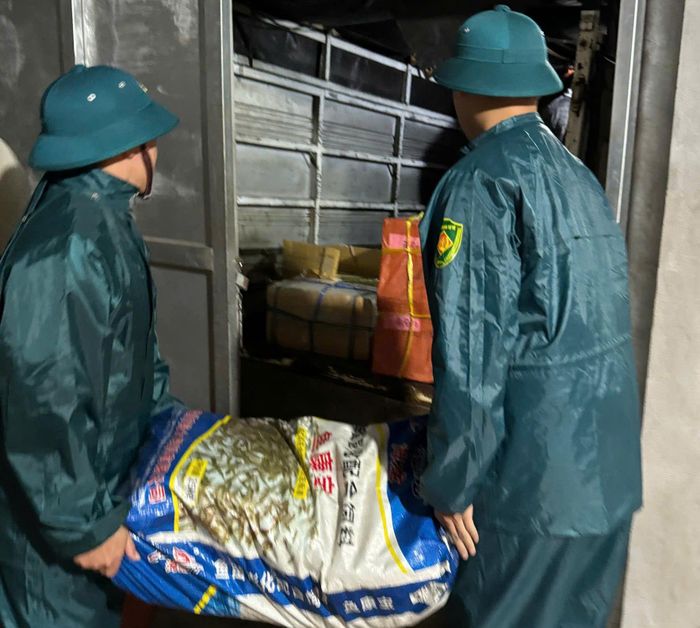  Lực lượng chức năng ở xã Lao Bảo, tỉnh Quảng Trị tổ chức di dời khẩn cấp 397 người dân và nhiều đồ đạc trong đêm 