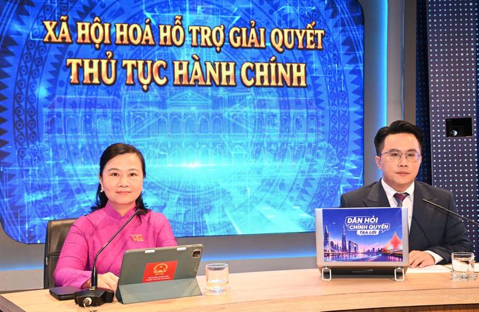  Các đồng chí điều hành Chương trình Dân hỏi - Chính quyền trả lời với chủ đề "Xã hội hóa hỗ trợ giải quyết thủ tục hành chính". Ảnh: VIỆT DŨNG 