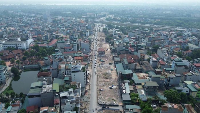  Trên công trường dự án nâng cấp, mở rộng đường Lĩnh Nam. Ảnh TIẾN CƯỜNG 