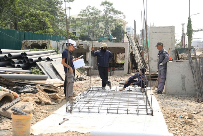  Công nhân thi công trên công trường. Ảnh: TIẾN CƯỜNG 