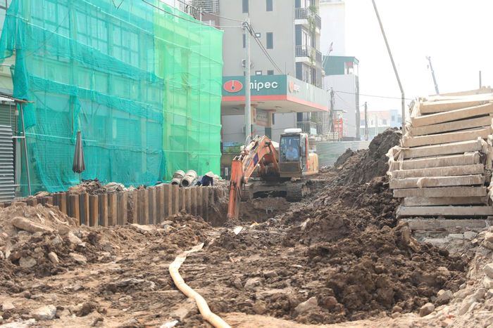  Máy móc phá dỡ công trình, tạo mặt bằng sạch phục vụ thi công tuyến đường. Ảnh: TIẾN CƯỜNG 