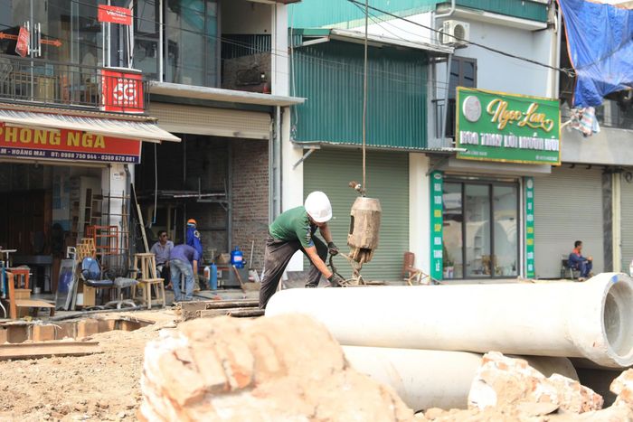  Nhà thầu tập trung nhân lực, thiết bị, tổ chức thi công với cường độ cao để bù tiến độ. Ảnh: TIẾN CƯỜNG 