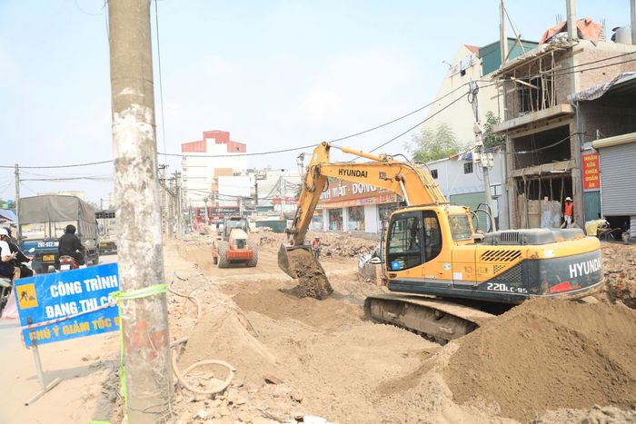  Tuyến đường Lĩnh Nam hiện hữu vẫn được duy trì phục vụ nhu cầu đi lại của người dân trong thời gian thi công. Ảnh: TIẾN CƯỜNG 