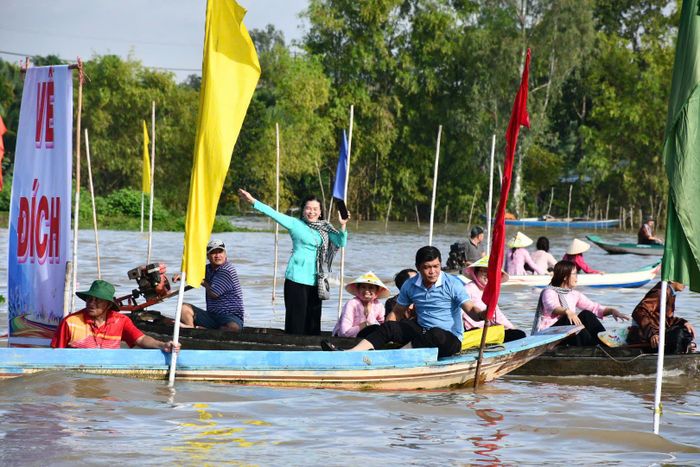  Du khách thích thú khi ngồi xuồng, vỏ lãi 
