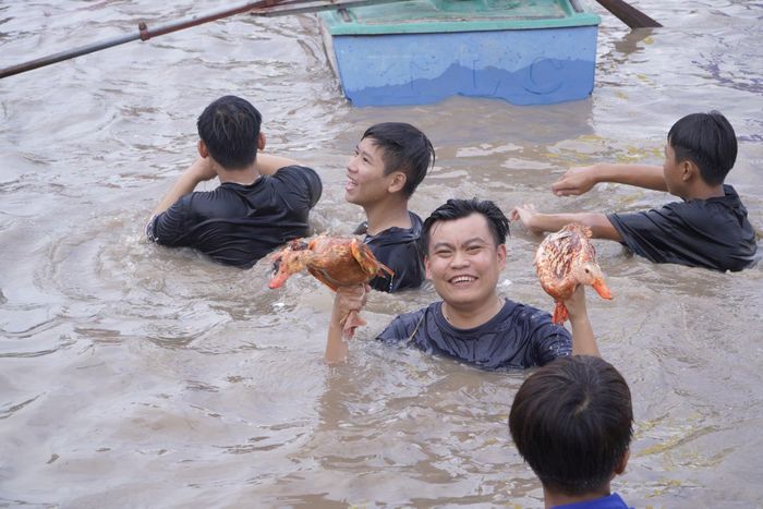  Du khách thích thú trải nghiệm bắt vịt đồng 