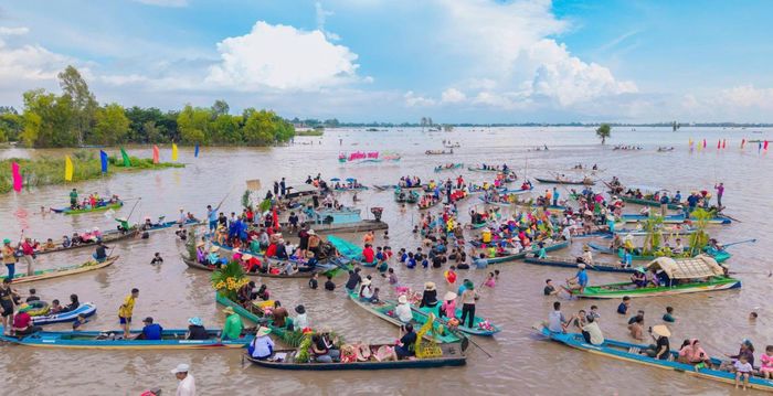  Đông đảo người dân, du khách cùng ngồi xuồng, vỏ lãi trải nghiệm các hoạt động. Ảnh: Quốc Huy 