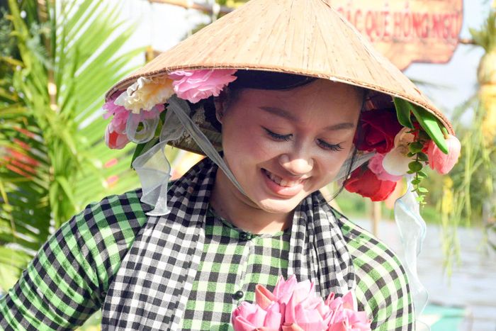 Du khách chụp ảnh cùng hoa sen 
