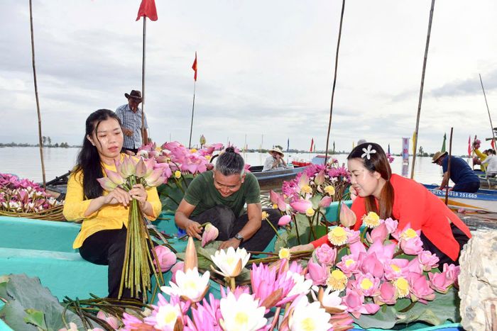  Những chiếc xuồng được trang trí đầy các loại hoa mang đậm dấu ấn miền sông nước 
