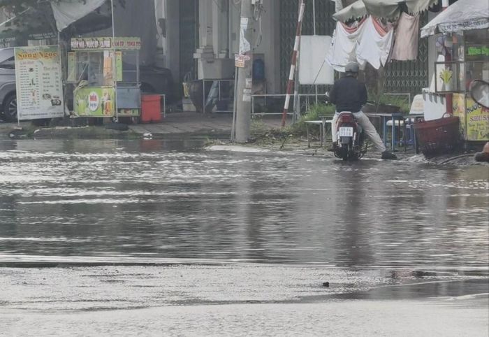  Nước tràn lên lề đường, khiến việc buôn bán, kinh doanh gặp khó khăn. Ảnh: TÍN HUY 