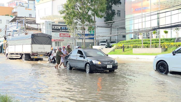  Tuyến QL91 cặp sông Hậu đi qua địa bàn TP Cần Thơ ngập nặng do triều cường. Ảnh: TUẤN QUANG 