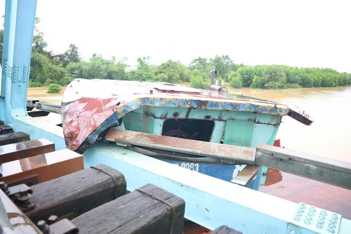  Hiện trường 3 sà lan mắc kẹt 