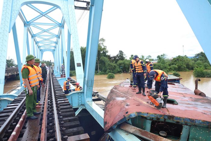 Lực lượng chức năng làm việc tại hiện trường 3 sà lan trôi dạt, đâm cầu đường sắt Mỹ Chánh 