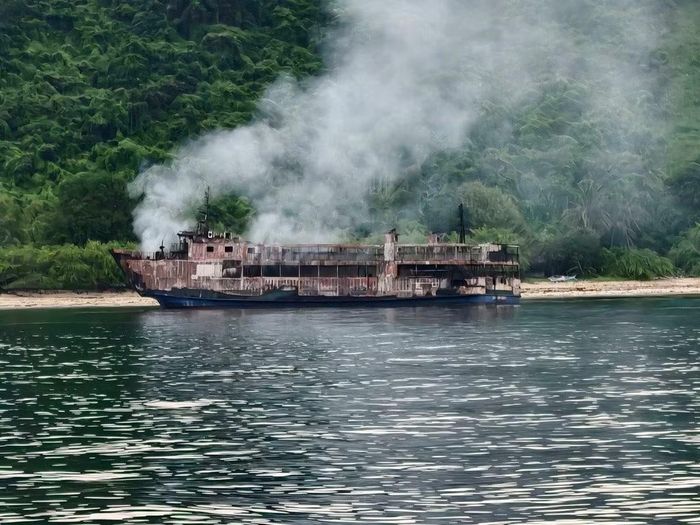 Phà MV June Aster vẫn bốc khói ngoài khơi tỉnh Palawan, miền Tây Philippines, ngày 11/9/2026. Ảnh: Lực lượng Bảo vệ bờ biển Philippines/AP.