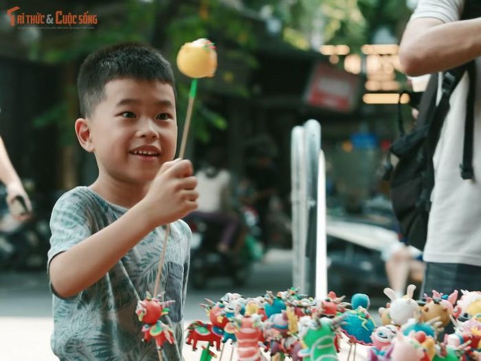 Những em bé thích thú với những "con bột" tại chợ Trung thu Hàng Mã.