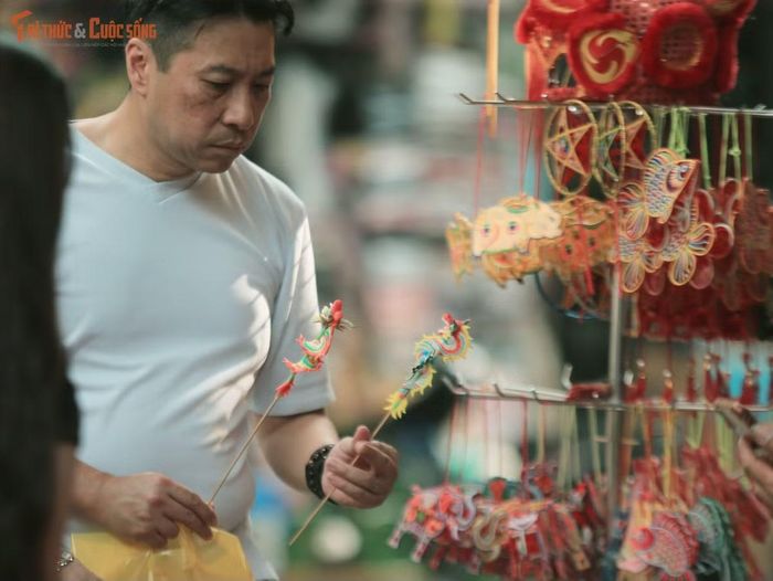 Một du khách nước ngoài thích thú với những chú tò he.