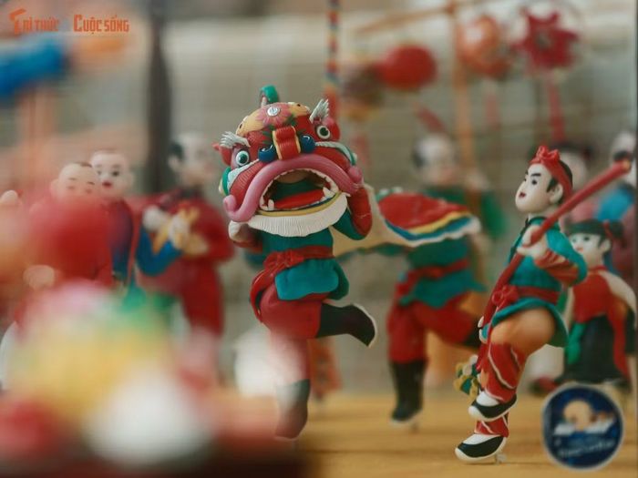 Đầu lân trong không gian truyền thống tò he của nghệ nhân Đặng Văn Hậu.