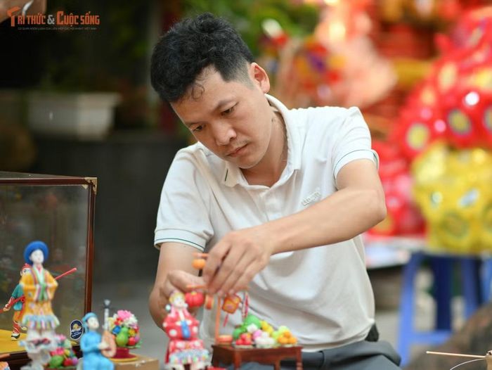 Nghệ nhân Đặng Văn Hậu miệt mài tạo nên những tác phẩm tò he đặc sắc mùa Trung thu 2026.