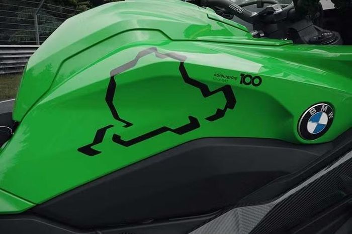 Gói trang bị còn được hoàn thiện với bộ ốp M Cover kit dành riêng cho BMW M 1000 RR và BMW M 1000 R, tấm thảm lót sàn môtô M độc quyền in logo 100 Jahre Nürburgring và một chân chống nâng cho bánh sau.