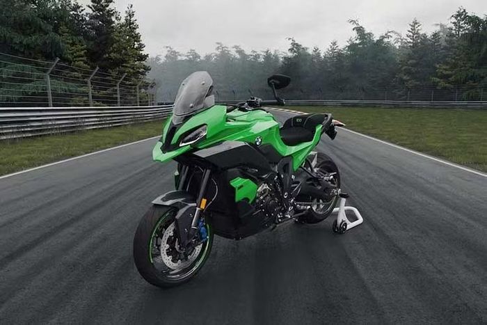 Mối liên hệ của BMW Motorrad với đường đua này bắt nguồn từ gần như chính thời điểm đường đua được xây dựng, với chiến thắng đầu tiên của thương hiệu tại Nürburgring vào năm 1927, chỉ một năm sau khi đường đua chính thức khai trương. Đường đua Nordschleife dài 20,8km với 73 khúc cua và những thay đổi độ cao đáng kể, vẫn là một trong những đường đua khắc nghiệt nhất thế giới.