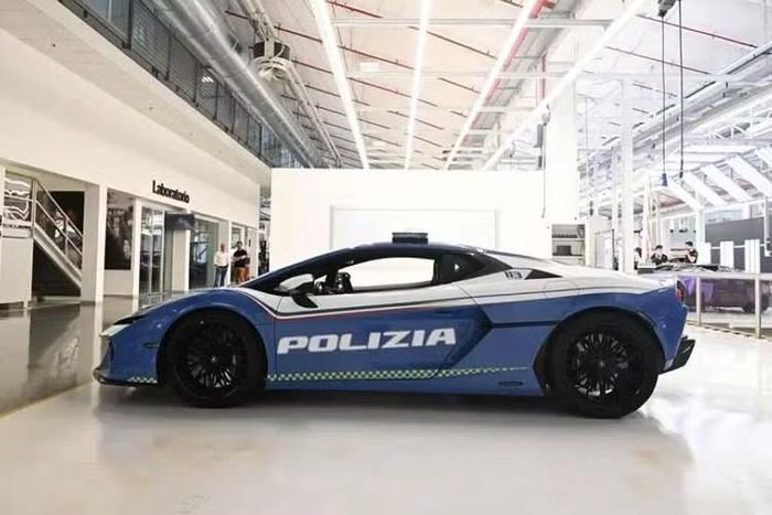 Với dòng xe mới này, Lamborghini và Cảnh sát Quốc gia Italy "Polizia di Stato" tiếp tục củng cố mối quan hệ hợp tác bắt đầu từ năm 2004. Hành trình này khởi nguồn từ chiếc Gallardo đầu tiên, ngay từ tháng 9/2004 đã thực hiện thành công chuyến vận chuyển nội tạng đầu tiên.