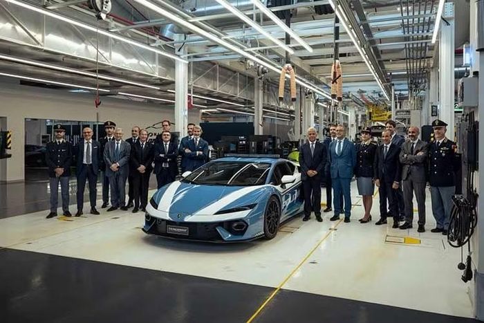 Lamborghini Automobili chính thức bàn giao siêu xe Temerario đến lực lượng cảnh sát quốc gia Italy "Polizia di Stato" tại đại bản dinh Sant’Agata Bolognese. Đánh dấu 22 năm hợp tác giữa Lamborghini và lực lượng cảnh sát quốc gia này.