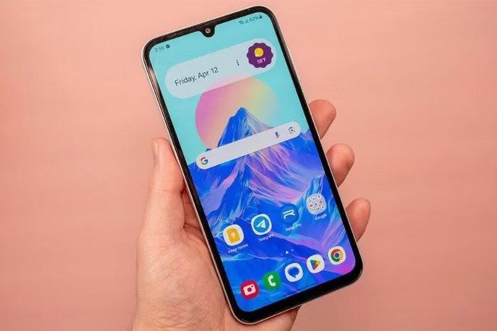 Tuổi đời, tình trạng phần cứng và thời gian được hỗ trợ phần mềm là những yếu tố cần cân nhắc trước khi quyết định sửa hay đổi smartphone.