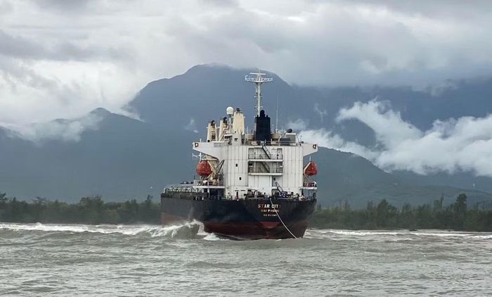Tàu hàng được kéo khỏi vị trí mắc cạn.