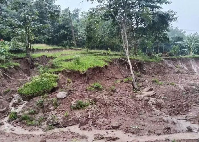 Mưa lũ gây sạt lở ở khu vực miền núi tỉnh Quảng Trị.