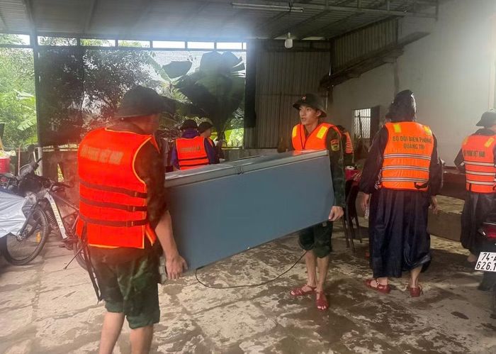 Lực lượng chức năng tổ chức di dời người dân đến nơi an toàn.