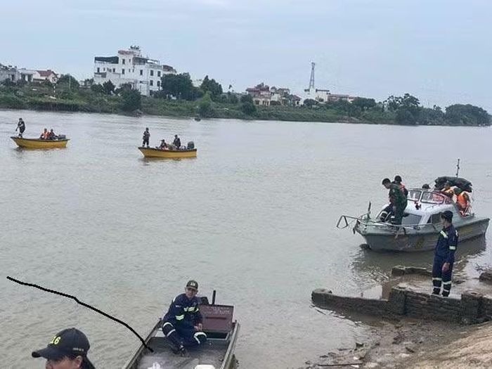Lực lượng cứu hộ, cứu nạn tìm kiếm các nạn nhân.