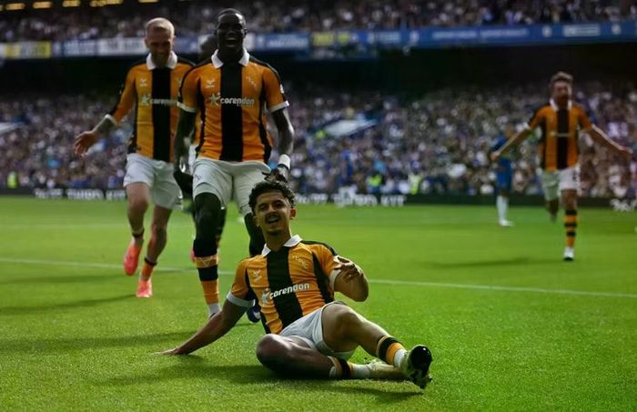 Mohamed Belloumi ăn mừng trong trận đấu. Tiền vệ người Algeria lập cú đúp, khiến hàng thủ Chelsea trải qua thêm một ngày đáng quên. Ảnh: Shutterstock Editorial.