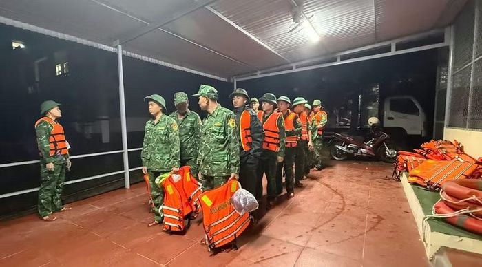 Bộ đội Biên phòng triển khai lực lượng hỗ trợ người dân.