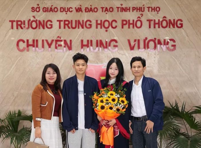 Em Nguyễn Hoài Ngọc cùng gia đình. Ảnh NVCC.