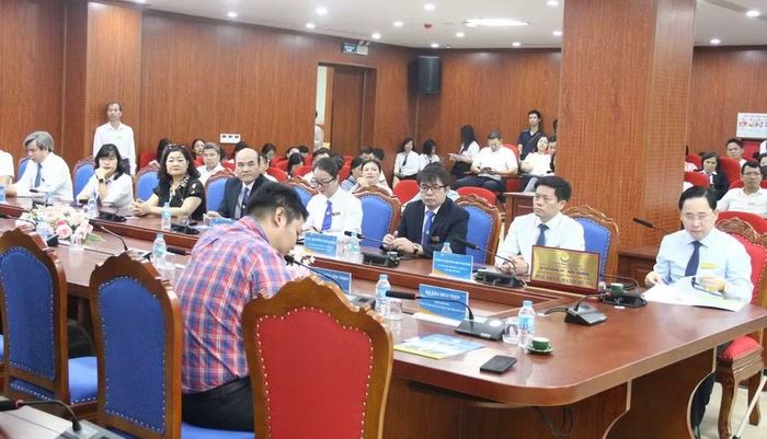 Các đại biểu và tân sinh viên hệ đào tạo từ xa tham dự lễ khai giảng.
